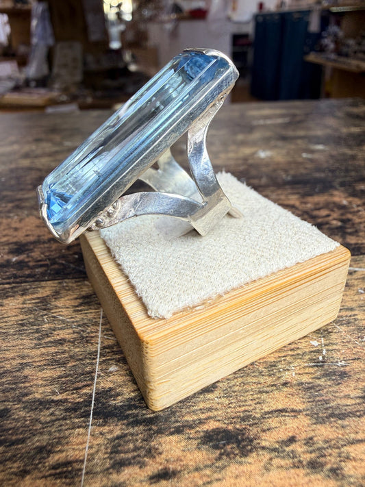 Bague grande Topaze bleue taille émeraude vue alternative