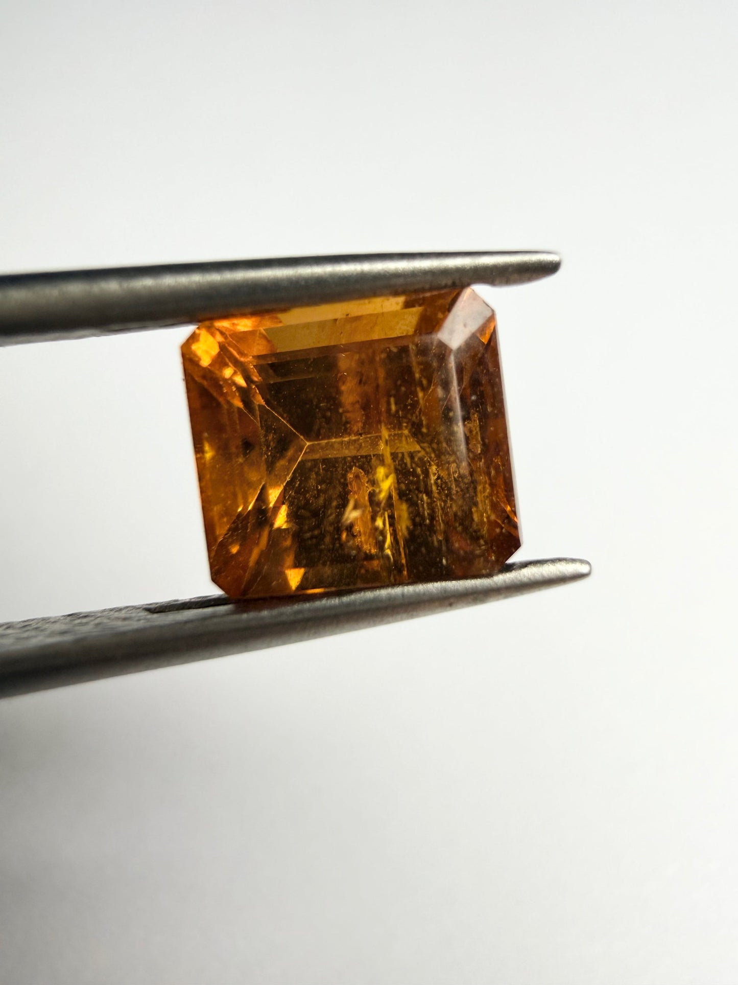 Clinohumite Naturel De 1,61 Carats