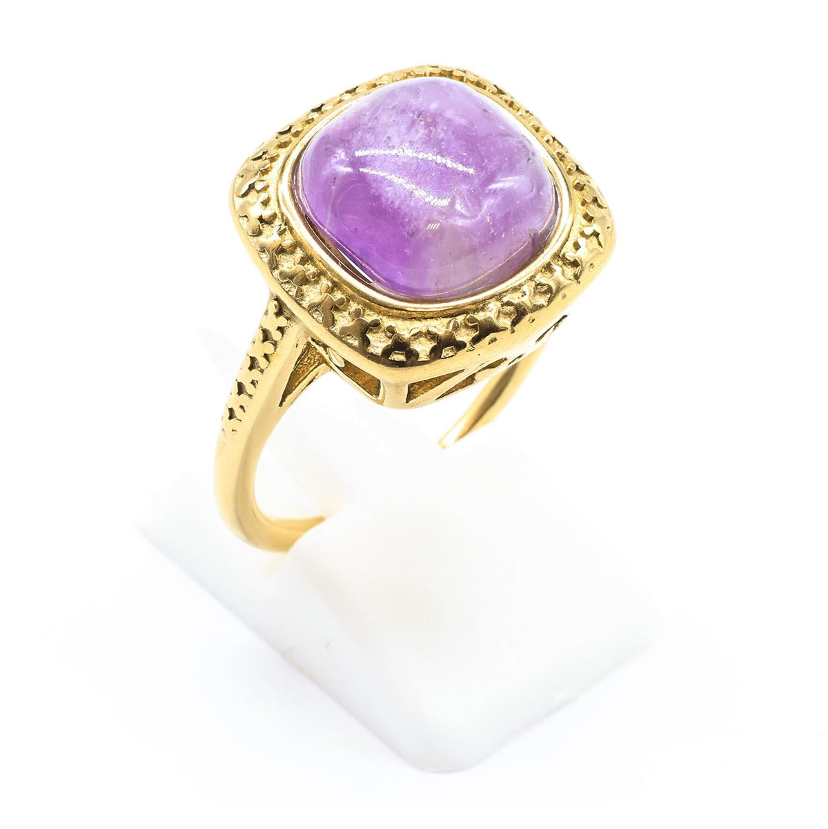 Bague chevalière dorée en acier inoxydable sertie d'une améthyste violette carrée sur un support blanc