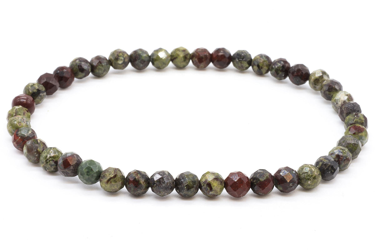 Bracelet élastique de perles facettées en Jaspe Sang de Dragon vert et rouge bordeaux sur fond blanc