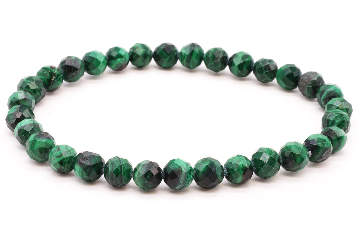Bracelet de perles rondes facettées en malachite verte veinée sur fond blanc