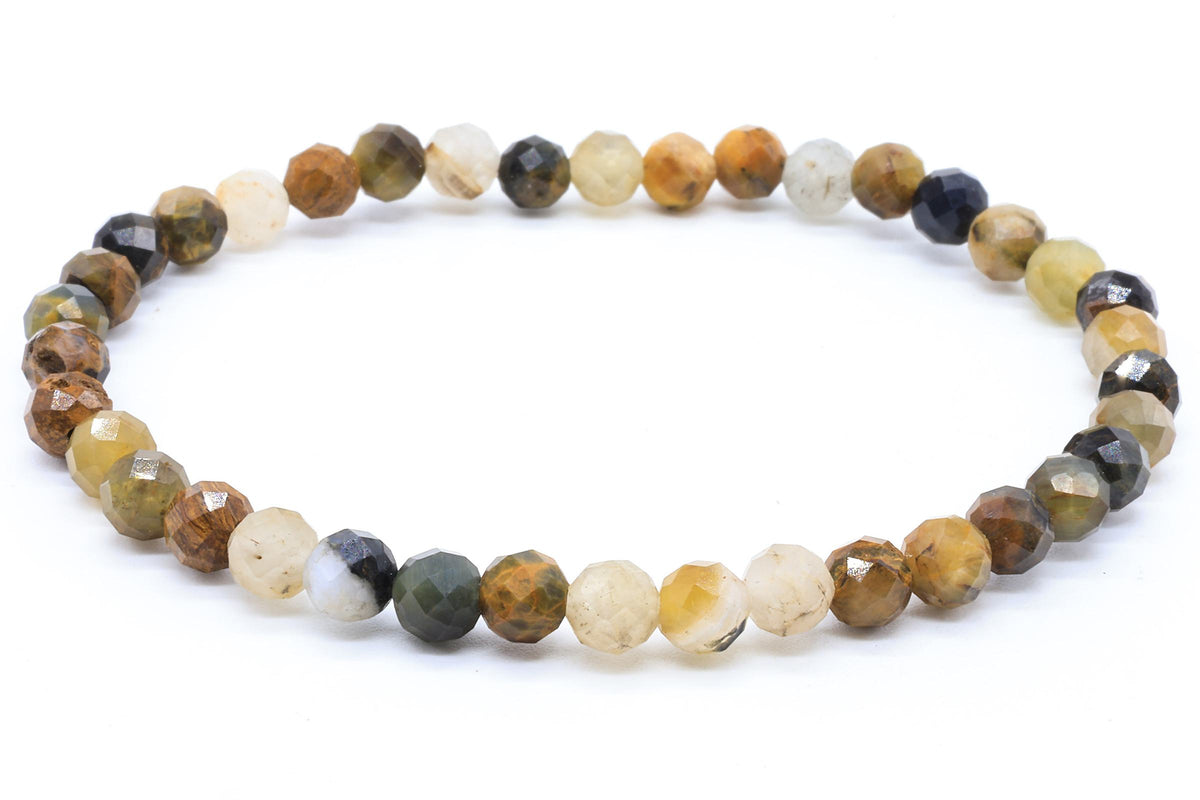 Bracelet de perles facettées de Piétersite brunes, dorées, vertes et bleu nuit sur fond blanc