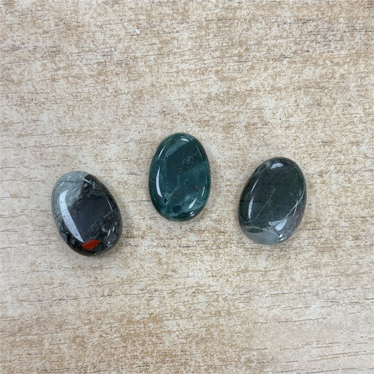 Pendentif Jaspe sanguin (Héliotrope) percée - Cordon offert