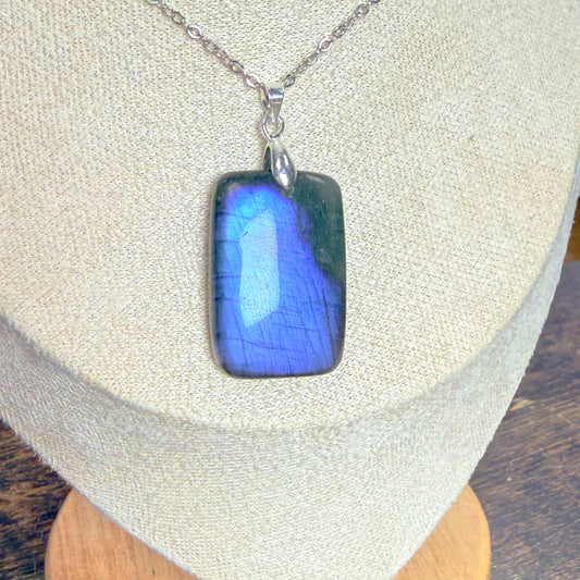 Pendentif en Labradorite Naturelle – rectangle – 3,5 x 2 cm – environ 15 g – provenance Madagascar
