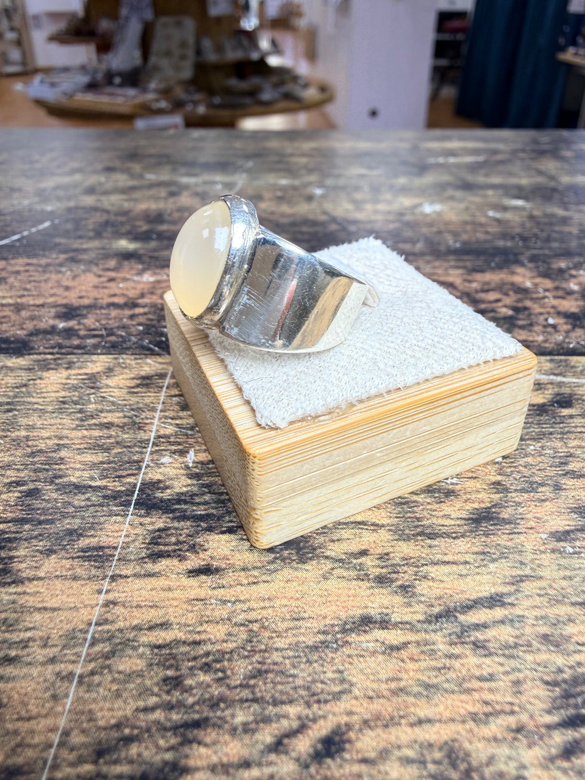 Chevalière en pierre de Lune blanche cabochon