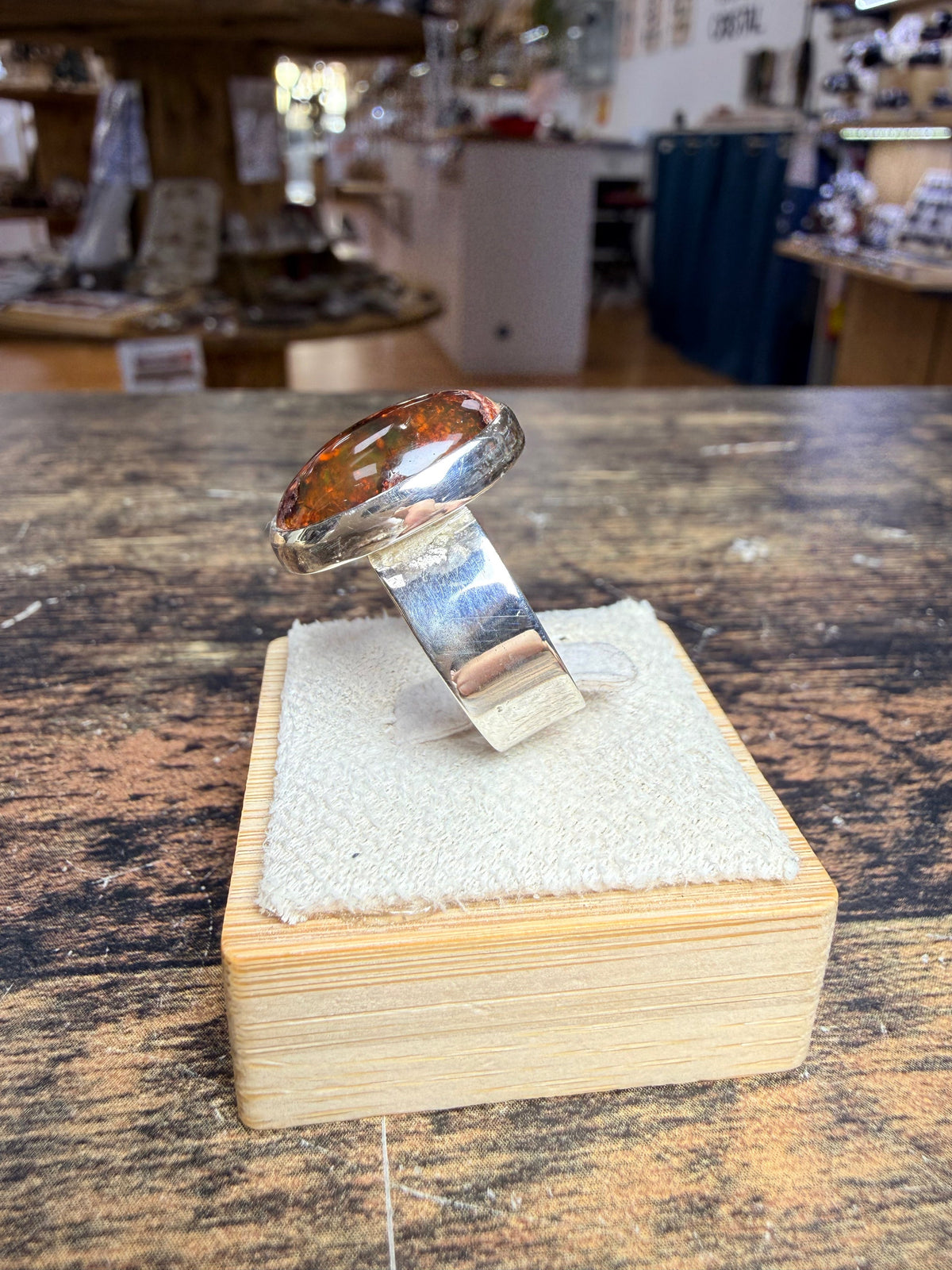 Bague chevalière avec Opale en cabochon