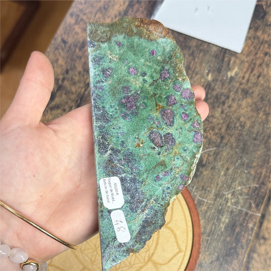 Plaque de Rubis sur Zoïsite | 230gr - 18x7cm