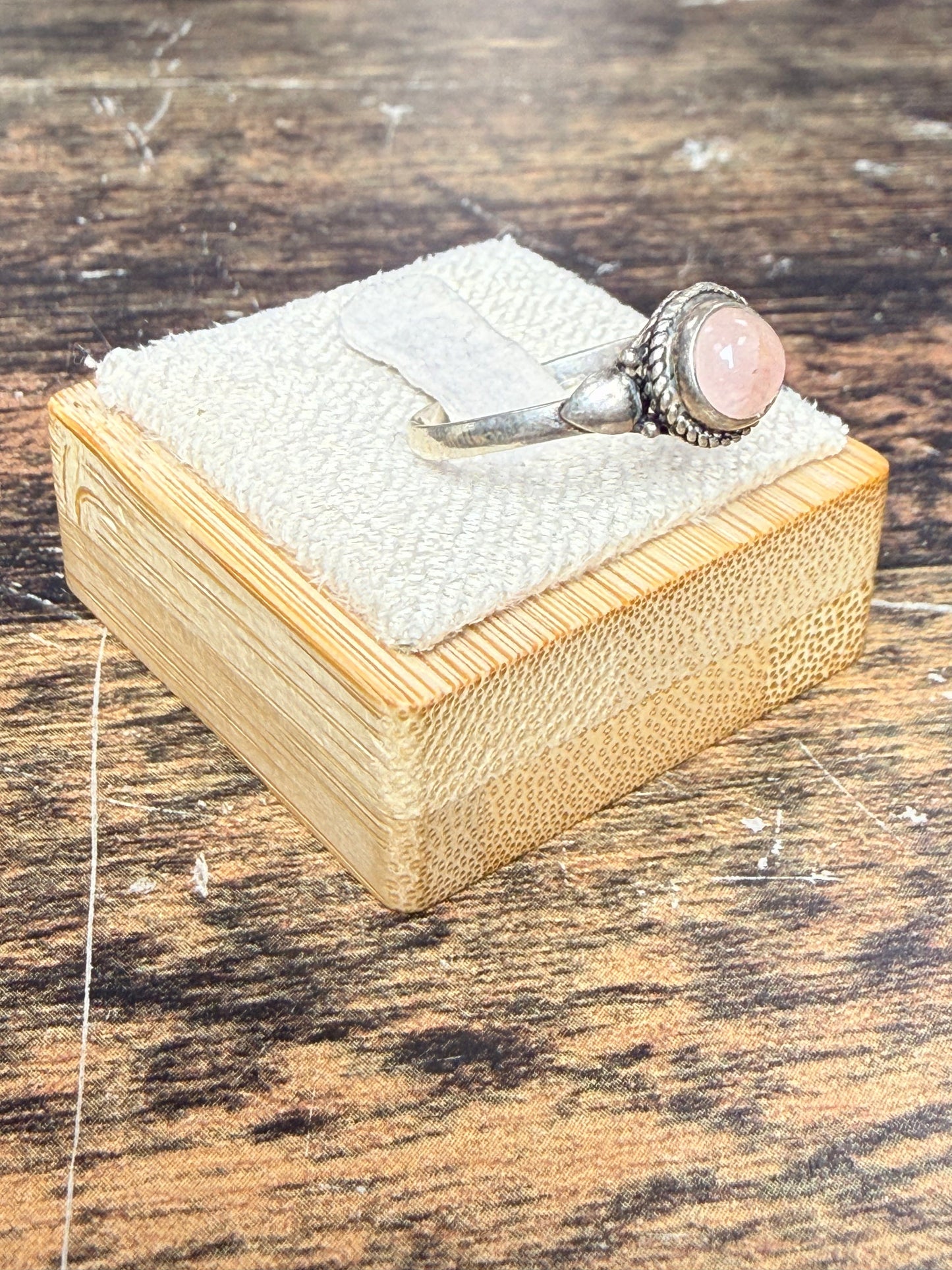 Bague sertis clos d'une Quartz rose naturelle 2gr