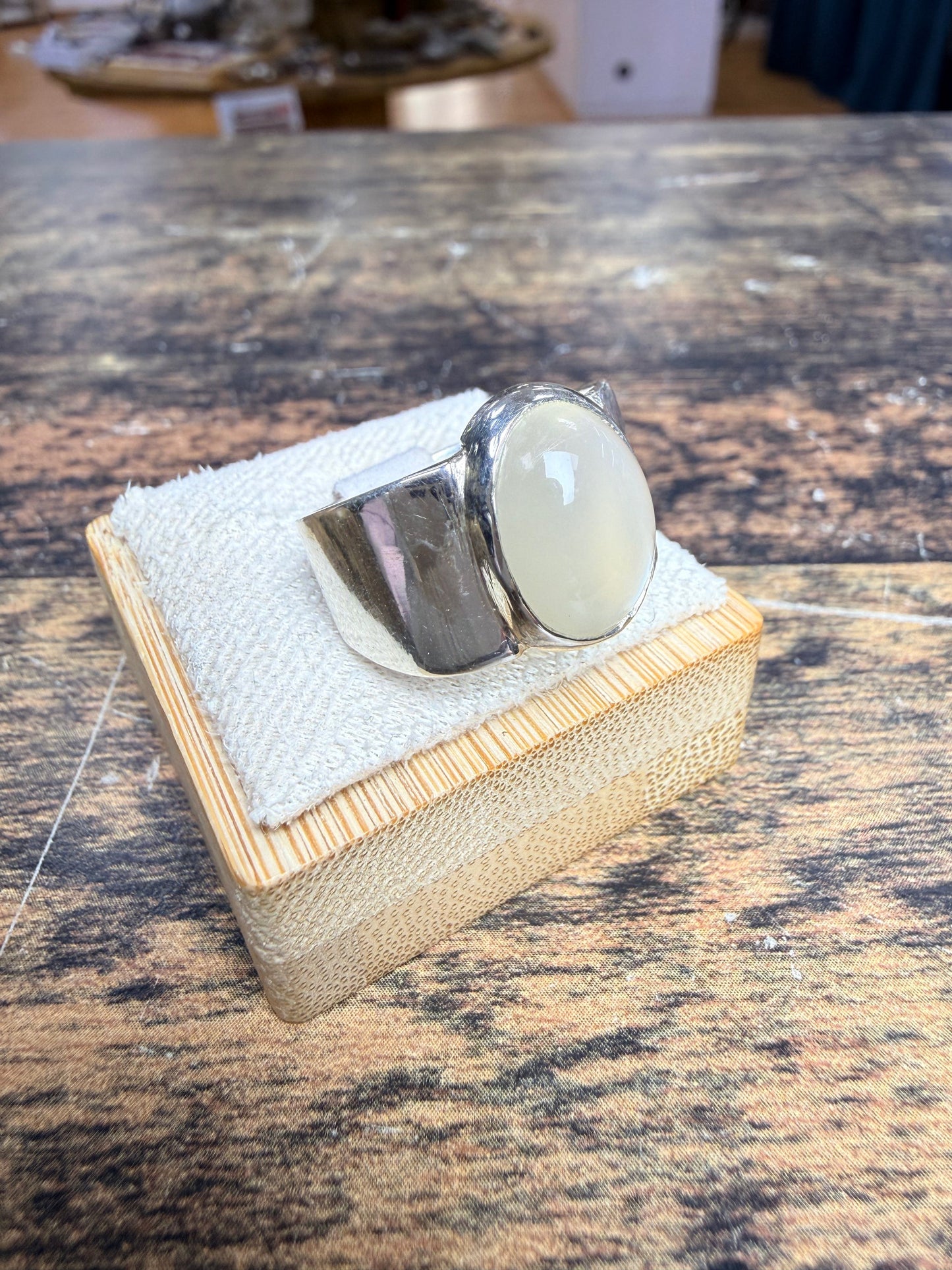 Chevalière en pierre de Lune blanche cabochon