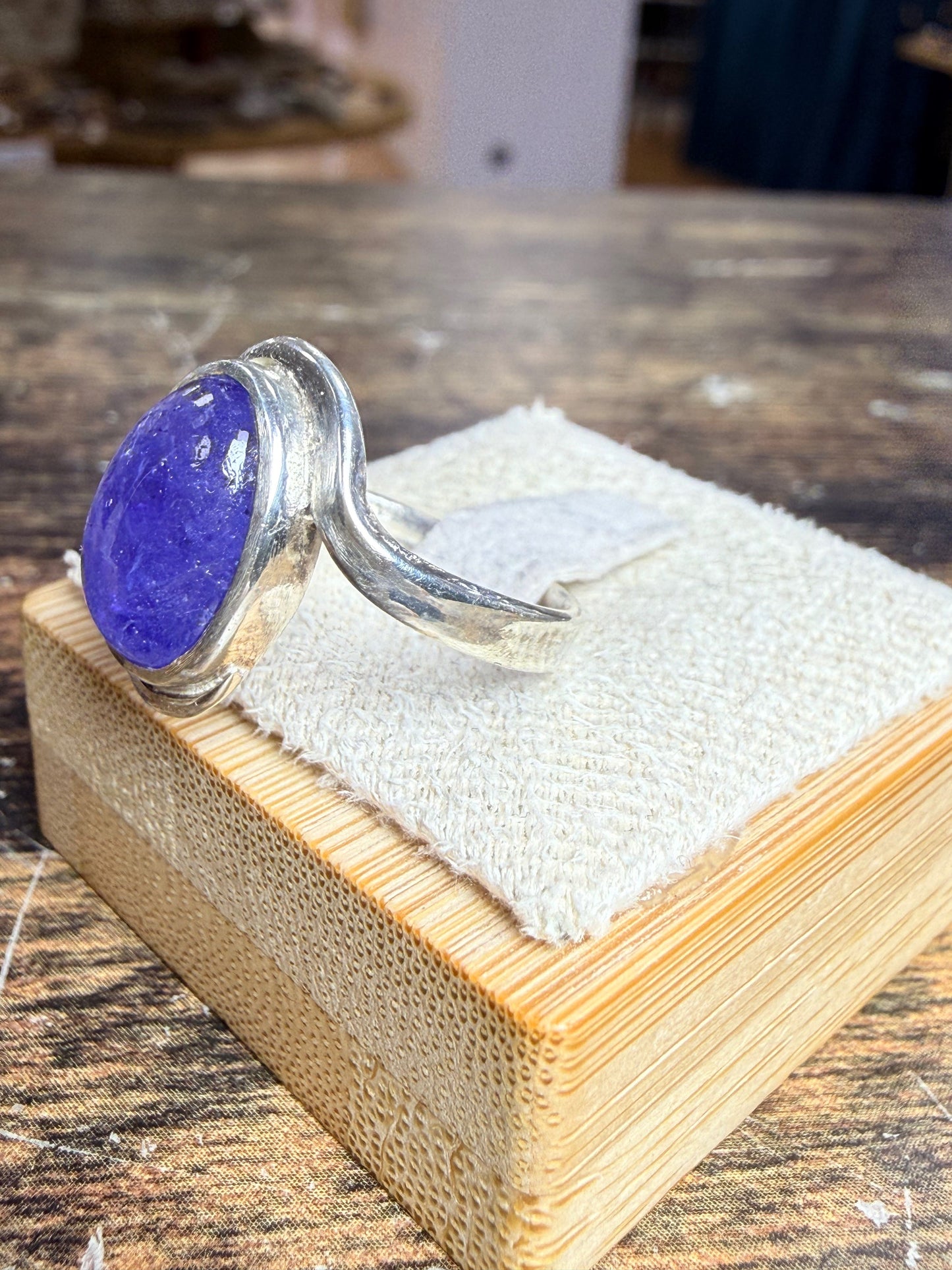 Bague avec une belle Tanzanite ovale