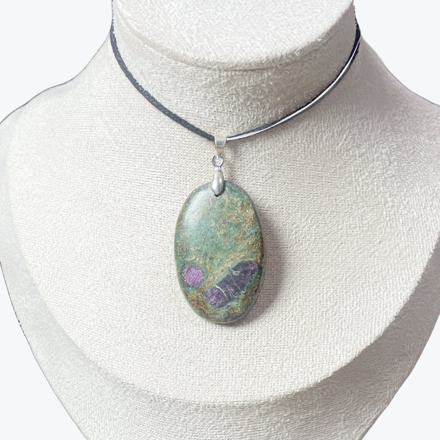 Pendentif Rubis sur Fuchsite ovale