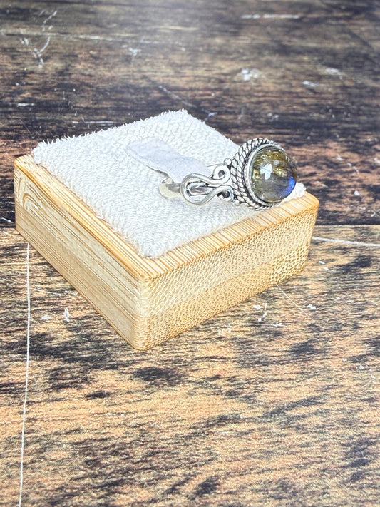 Bague avec une Labradorite ronde