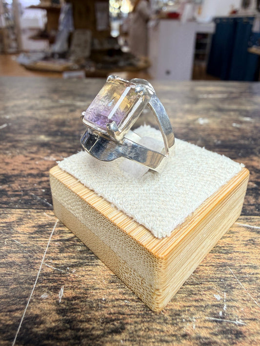 Bague Amétrine carrée sortie à griffe vue alternative