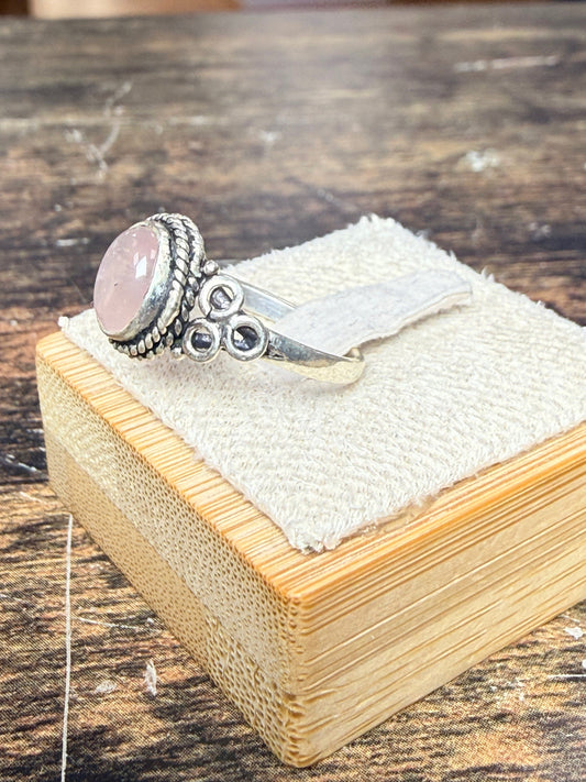 Bague Quartz rose avec des motif rond