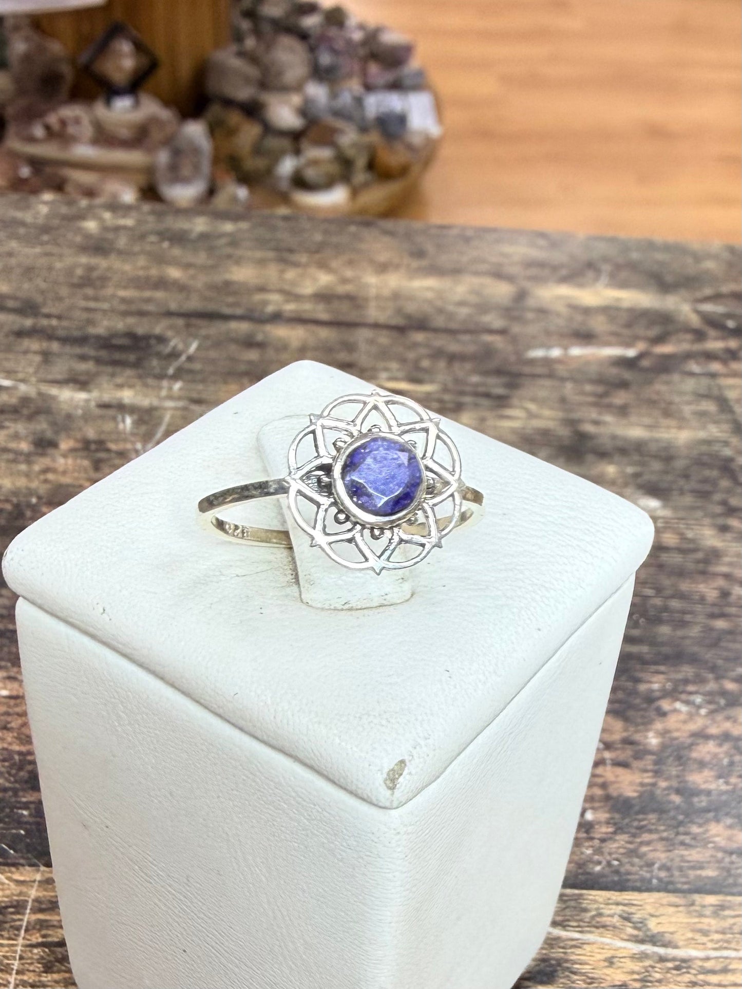 Bague en forme de fleur avec du saphir