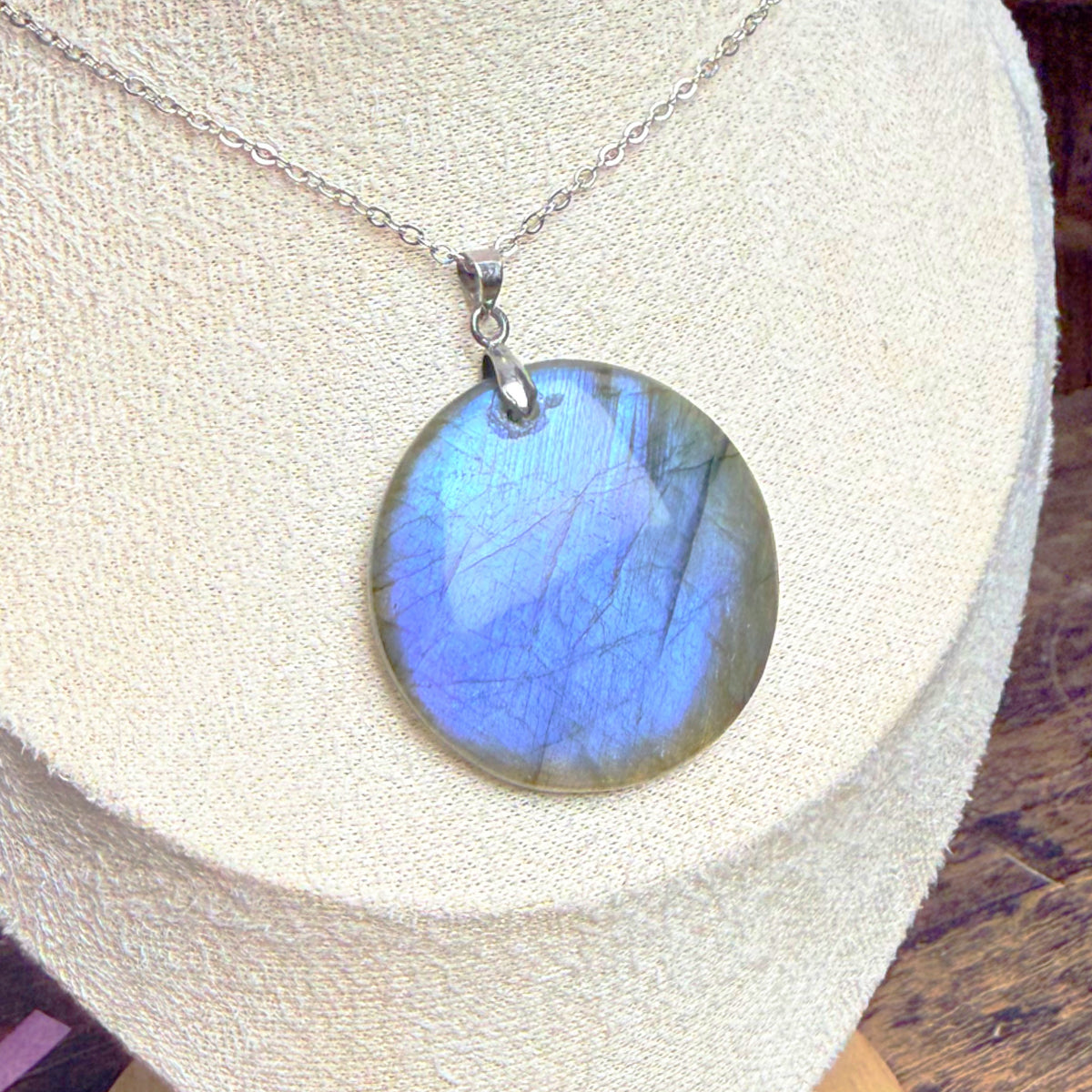 Pendentif en Labradorite Naturelle – Forme Ronde – provenance Madagascar