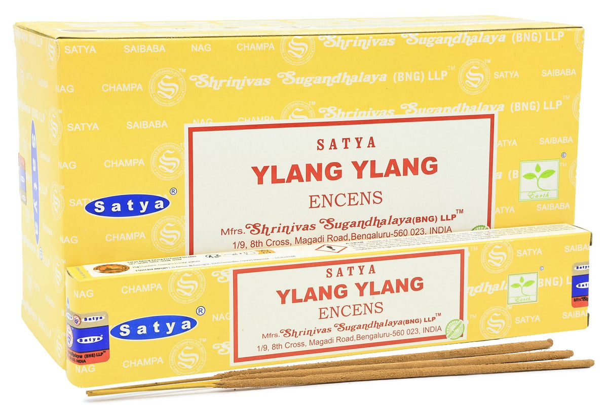 Boîte jaune d'encens Satya Ylang Ylang avec un paquet et trois bâtonnets devant