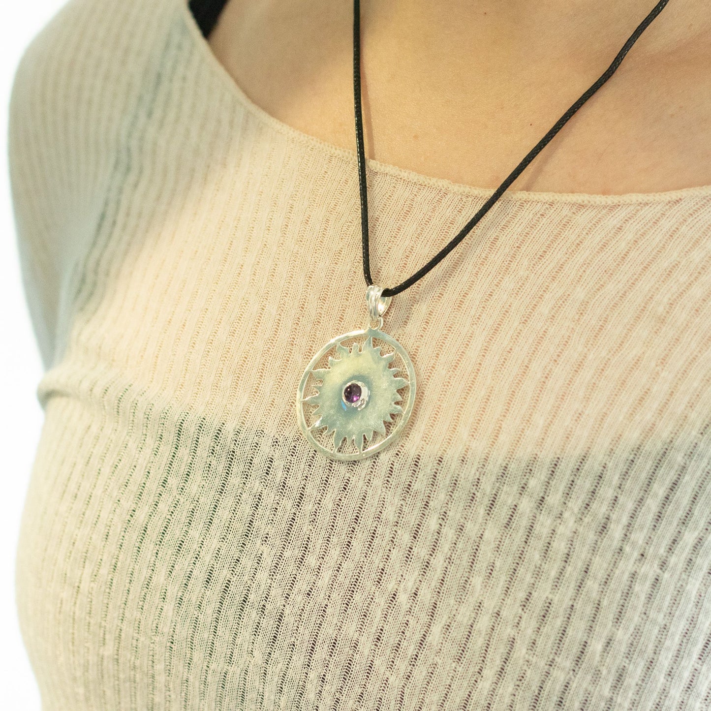 Pendentif Soleil Sacré - Argenté & Pierre Violette