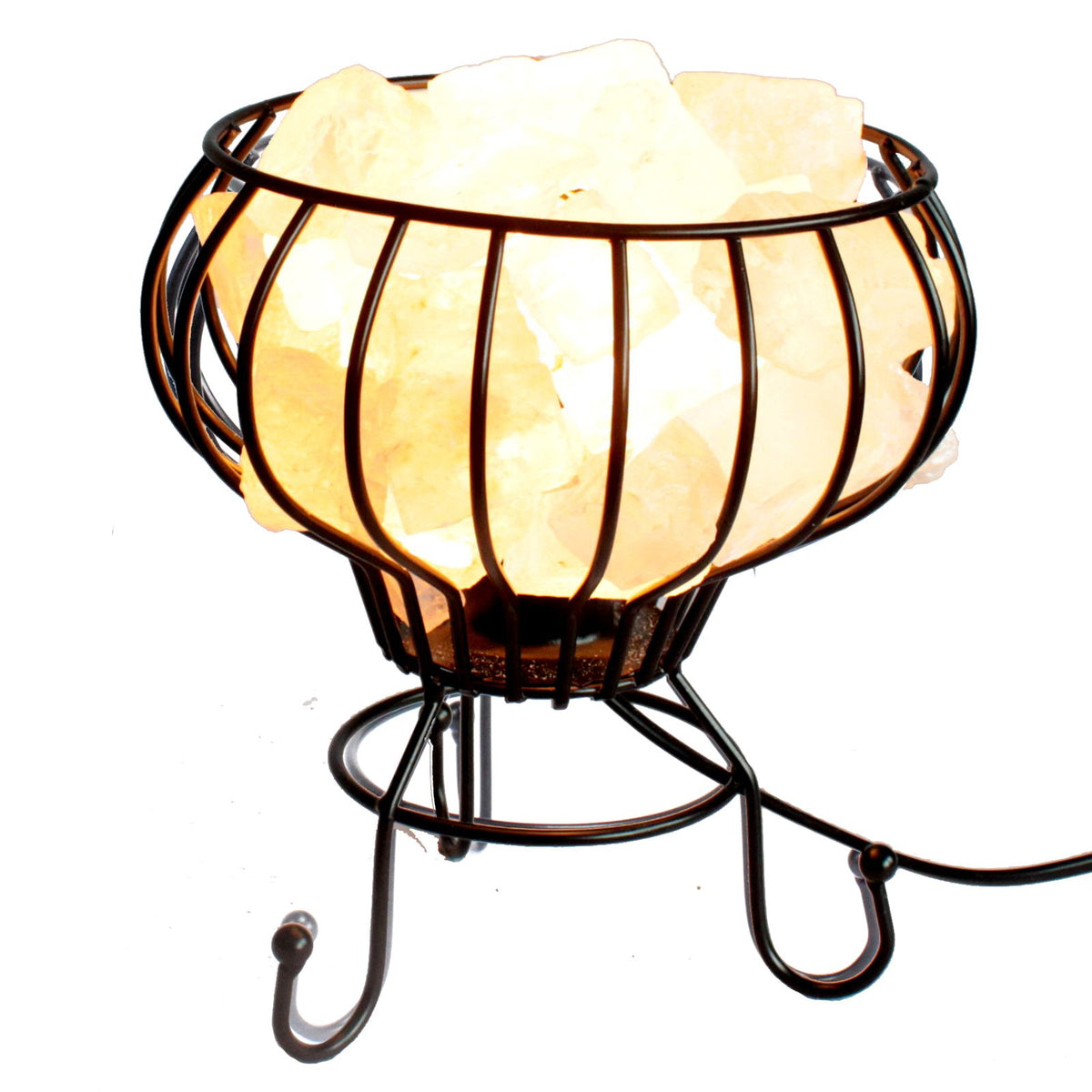 Lampe brasero en métal noir remplie de morceaux de sel de l'Himalaya allumés