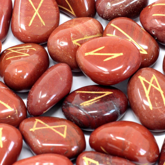 Set de Runes en Jaspe Rouge — Ancrage & Vitalité (avec pochette)