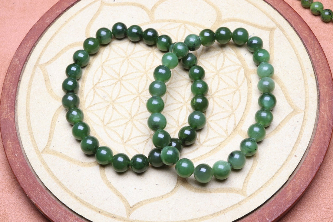 Bracelet en jade — pierres naturelles au poignet