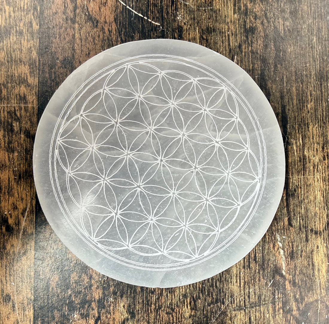 Plaque de sélénite gravée d'une fleur de vie — géométrie sacrée liée au cube de Métatron