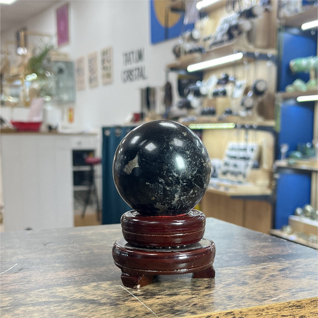 Sphère en tourmaline noire — pierre du travail de l'ombre et de l'introspection