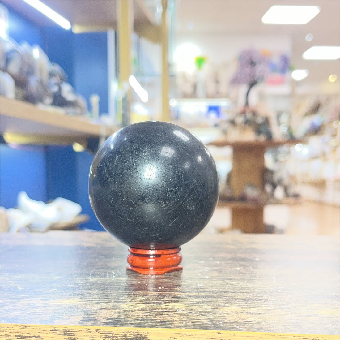 Sphère de tourmaline noire — pierre de protection pour le rêve lucide et le voyage astral