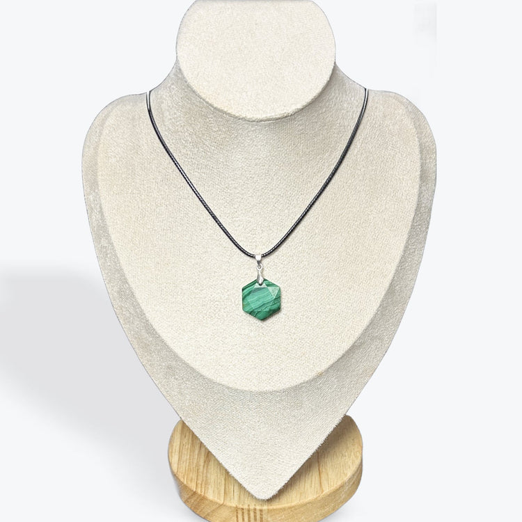 Pendentif merkaba en malachite — étoile sacrée évoquant le sceau de Salomon