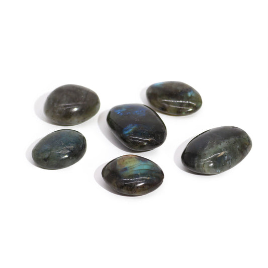 Galet poli de labradorite de Madagascar — pierre bouclier des empathes