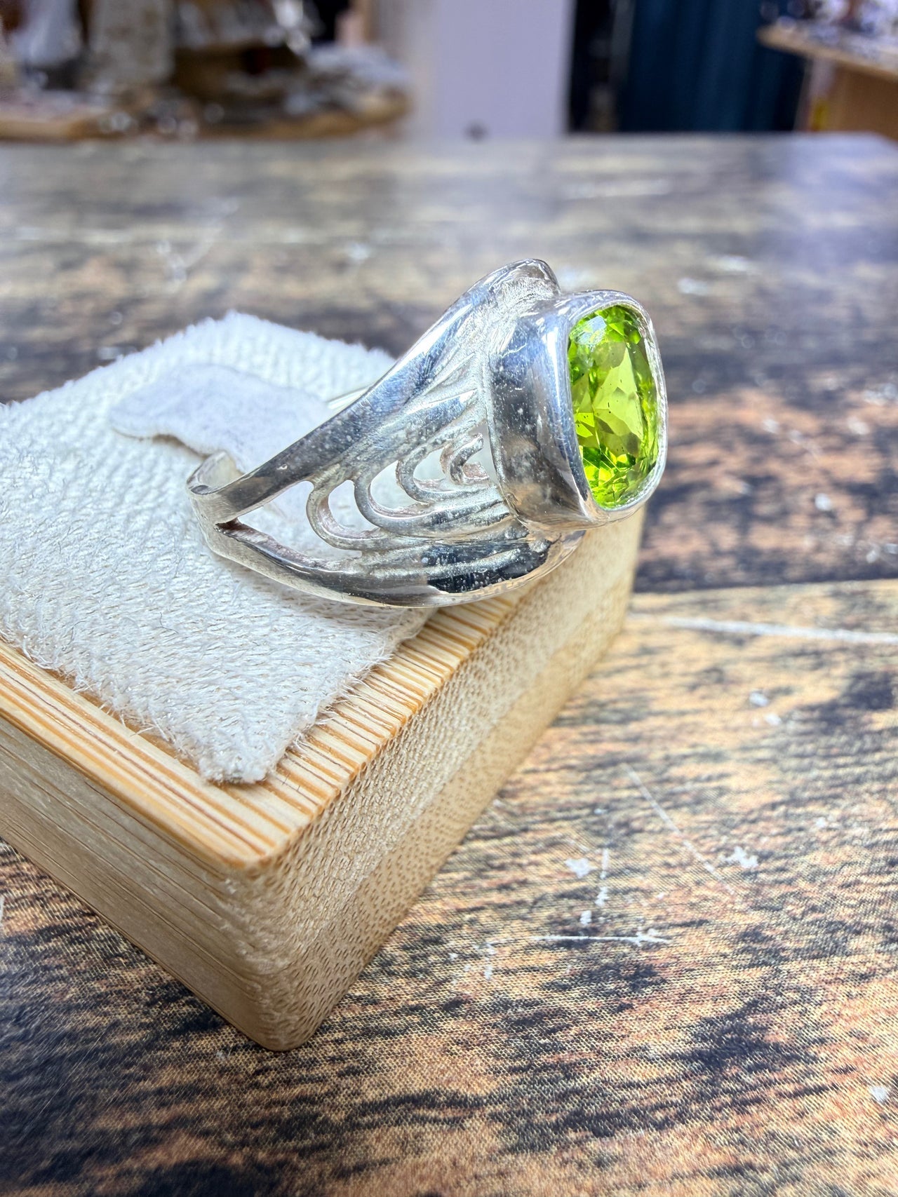 Bague Péridot taille cushion vue alternative