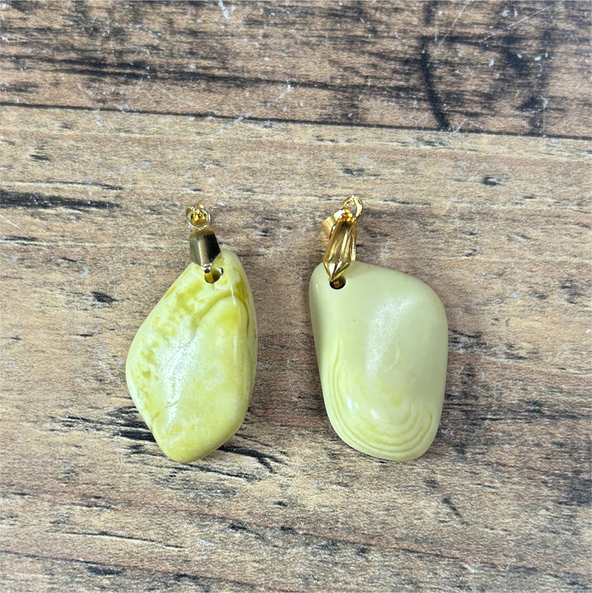 Serpentine jaune Pendentif Pierre roulée