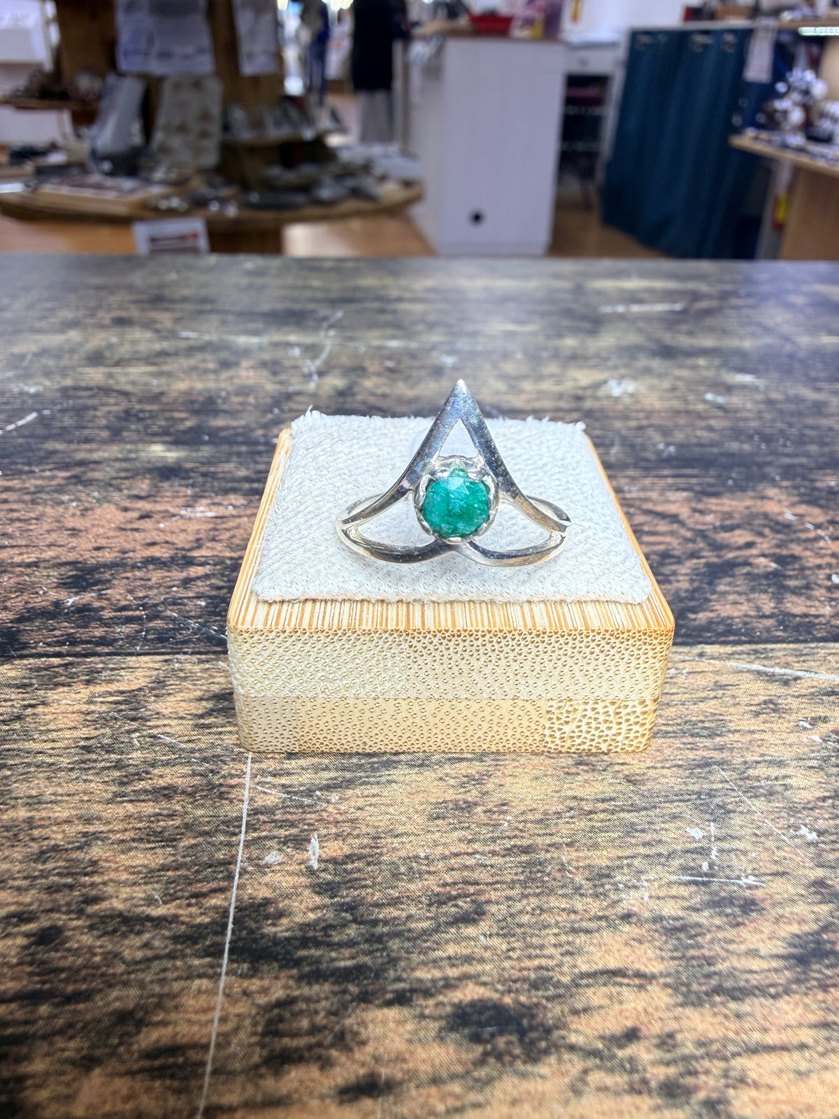 Bague forme couronne avec une émeraude