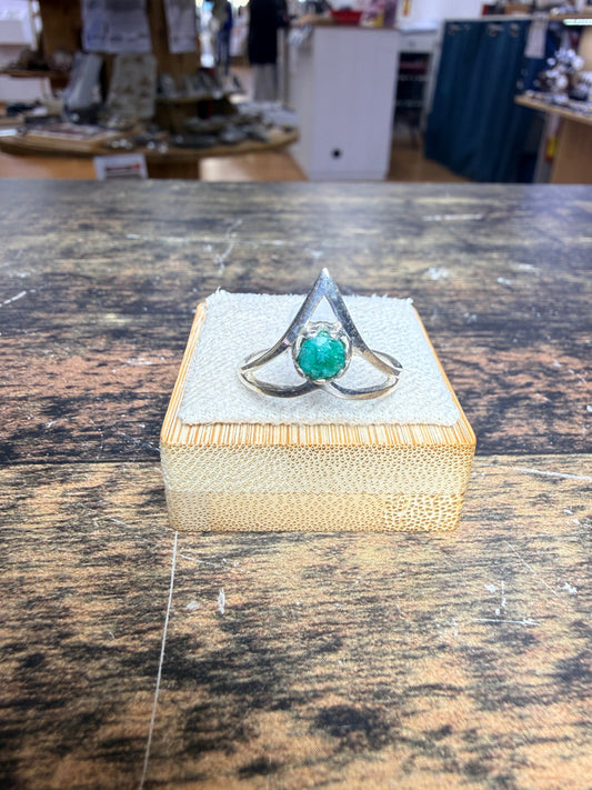 Bague forme couronne avec une émeraude