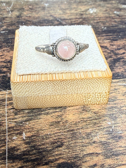Bague sertis clos d'une Quartz rose naturelle 2gr