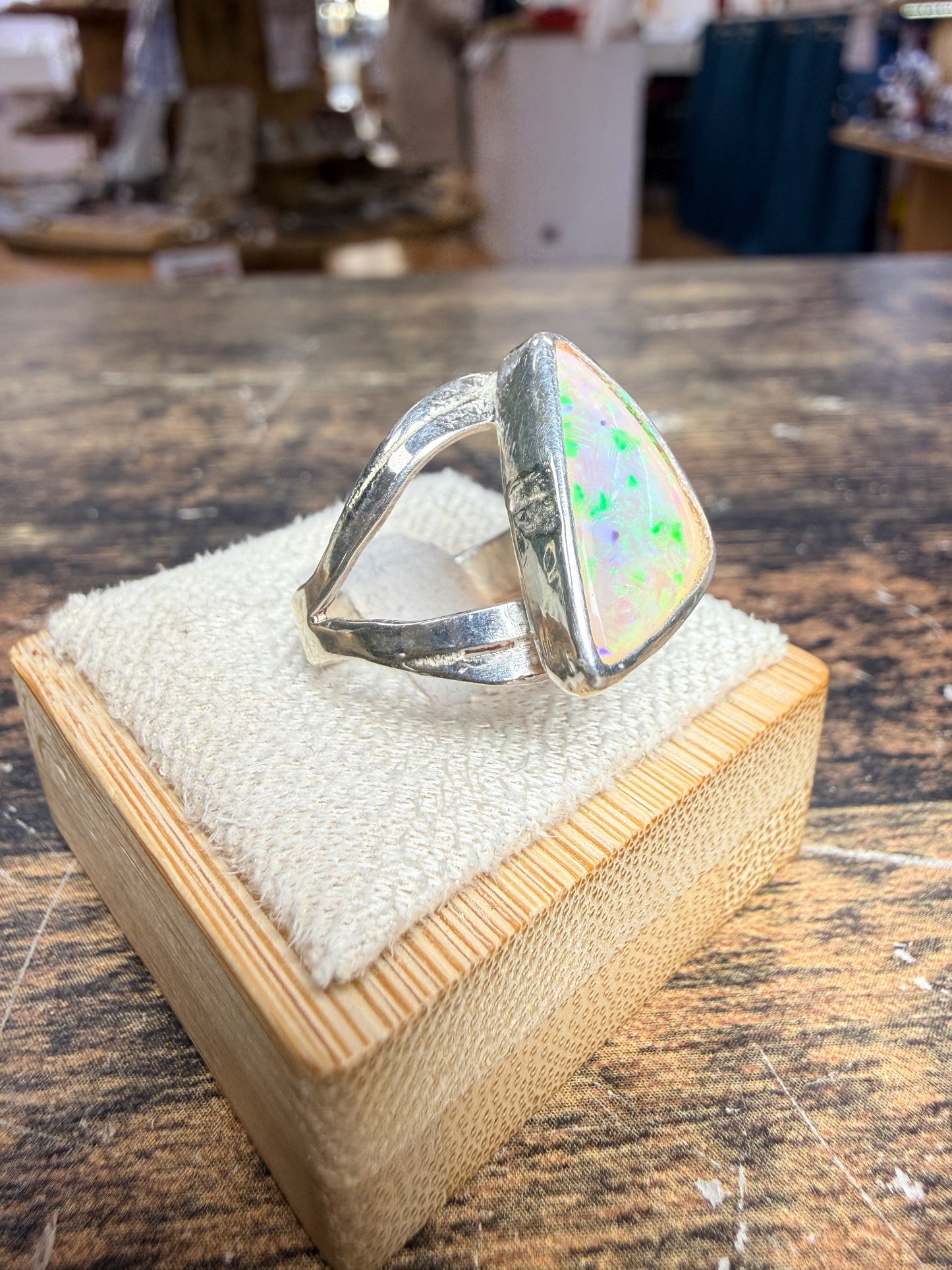 Bague chevalière semi-ouverte topaze bleue