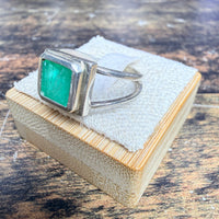 Bague émeraude carré sertis clos