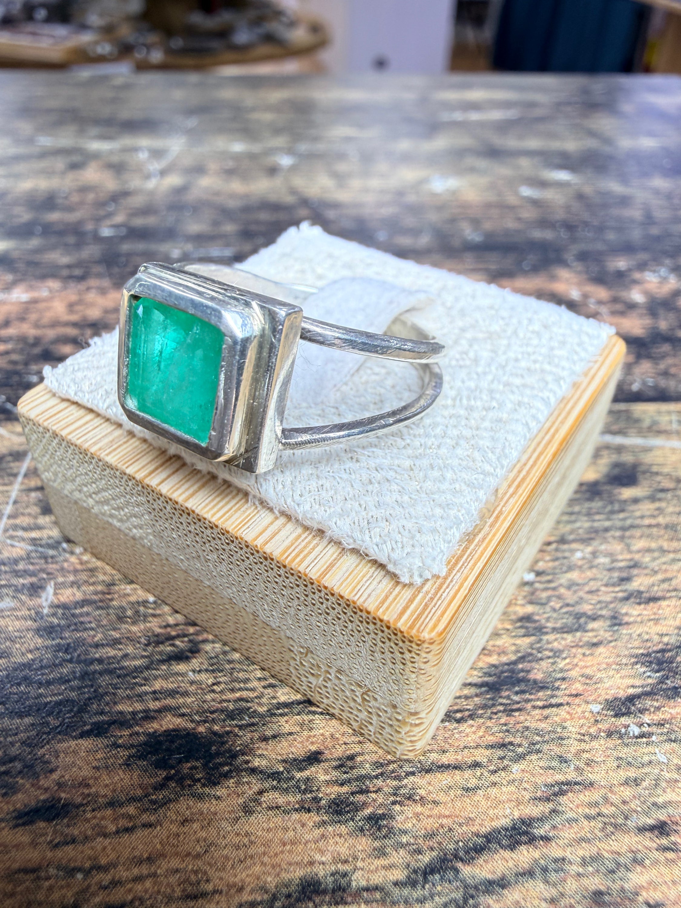 Bague émeraude carré sertis clos