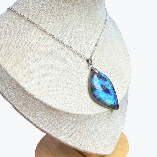 Pendentif en Labradorite Naturelle – Forme Libre – environ 4 x 2 cm – environ 10 g