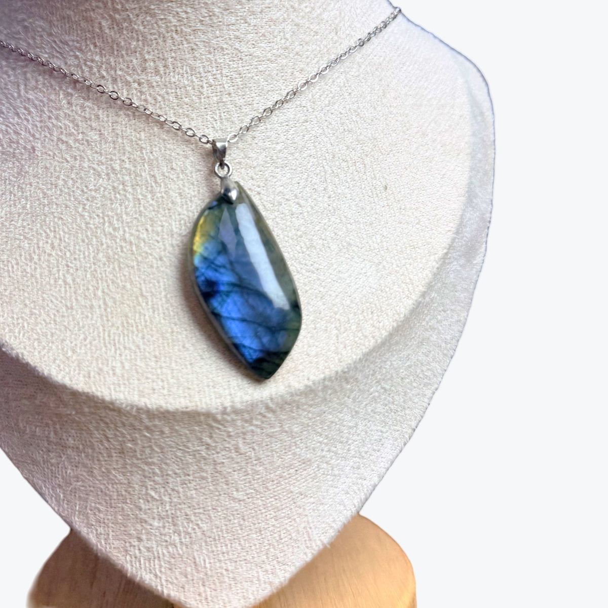 Pendentif en Labradorite Naturelle – Forme Libre – environ 4 x 2 cm – environ 10 g