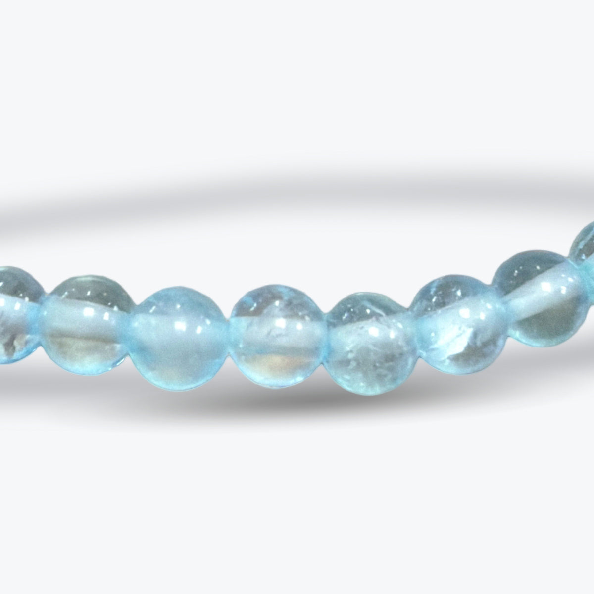 Bracelet en Topaze Bleue Naturelle – Perles rondes 4 mm – Fermoir élastique - Pièce unique