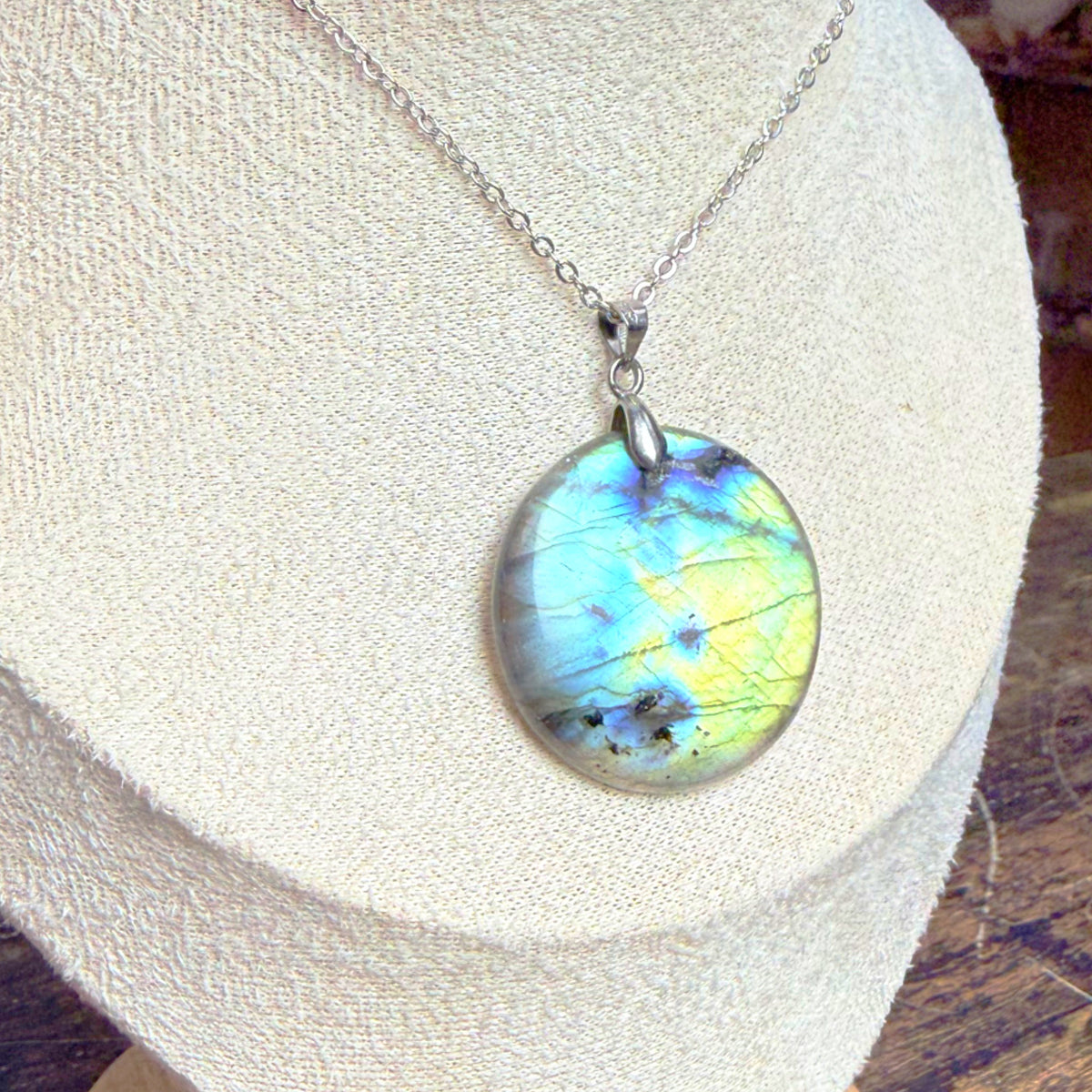 Pendentif en Labradorite Naturelle – Forme Ronde – provenance Madagascar