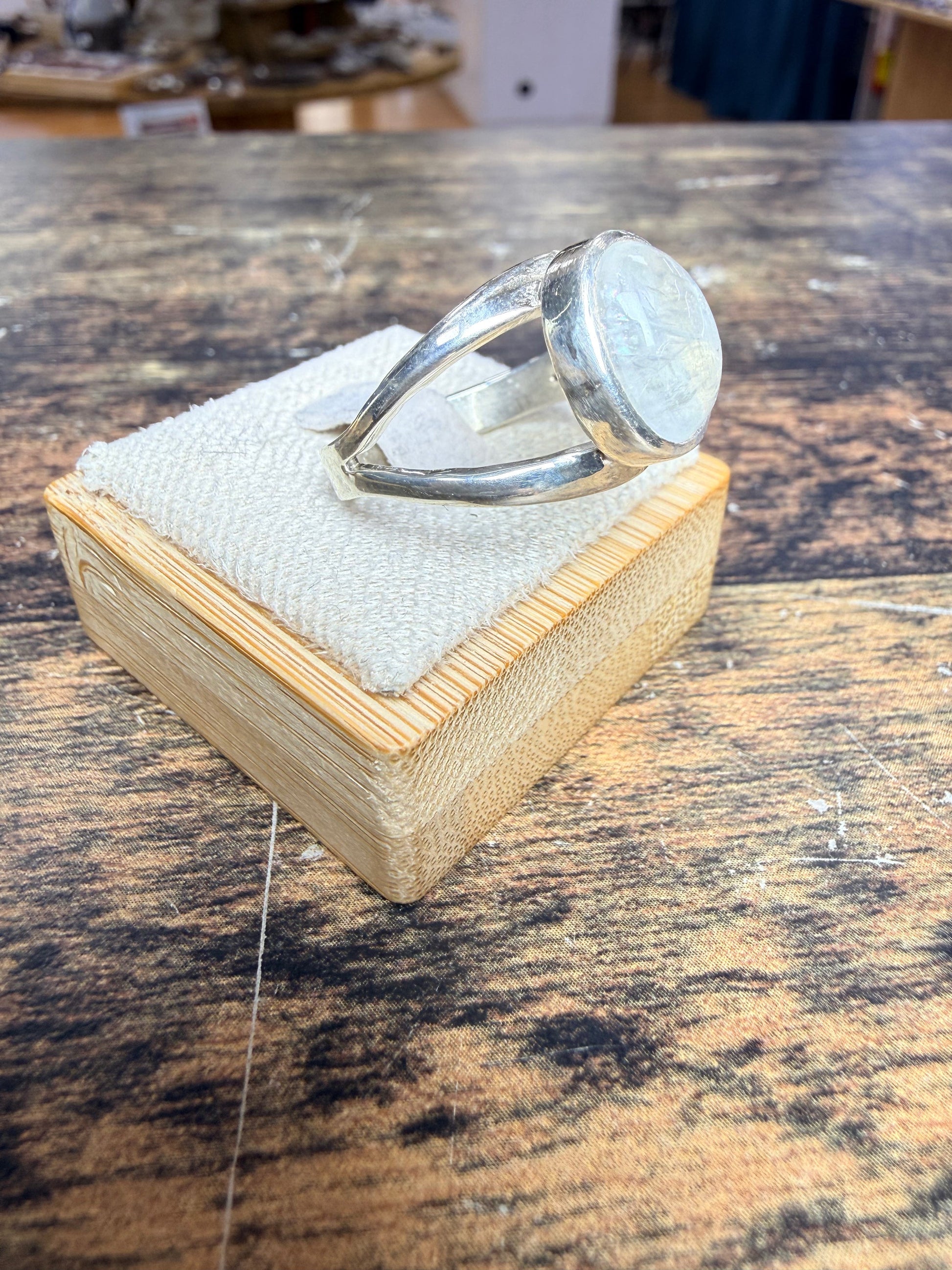 Bague avec une Pierre de lune bleue