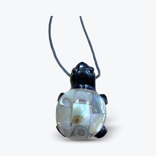 Pendentif Tortue Sculptée en Nacre ou Obsidienne Œil Céleste Naturelle – Métal doré | 11gr - 3x2,5cm
