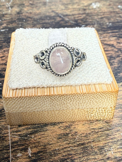 Bague Quartz rose avec des motif rond