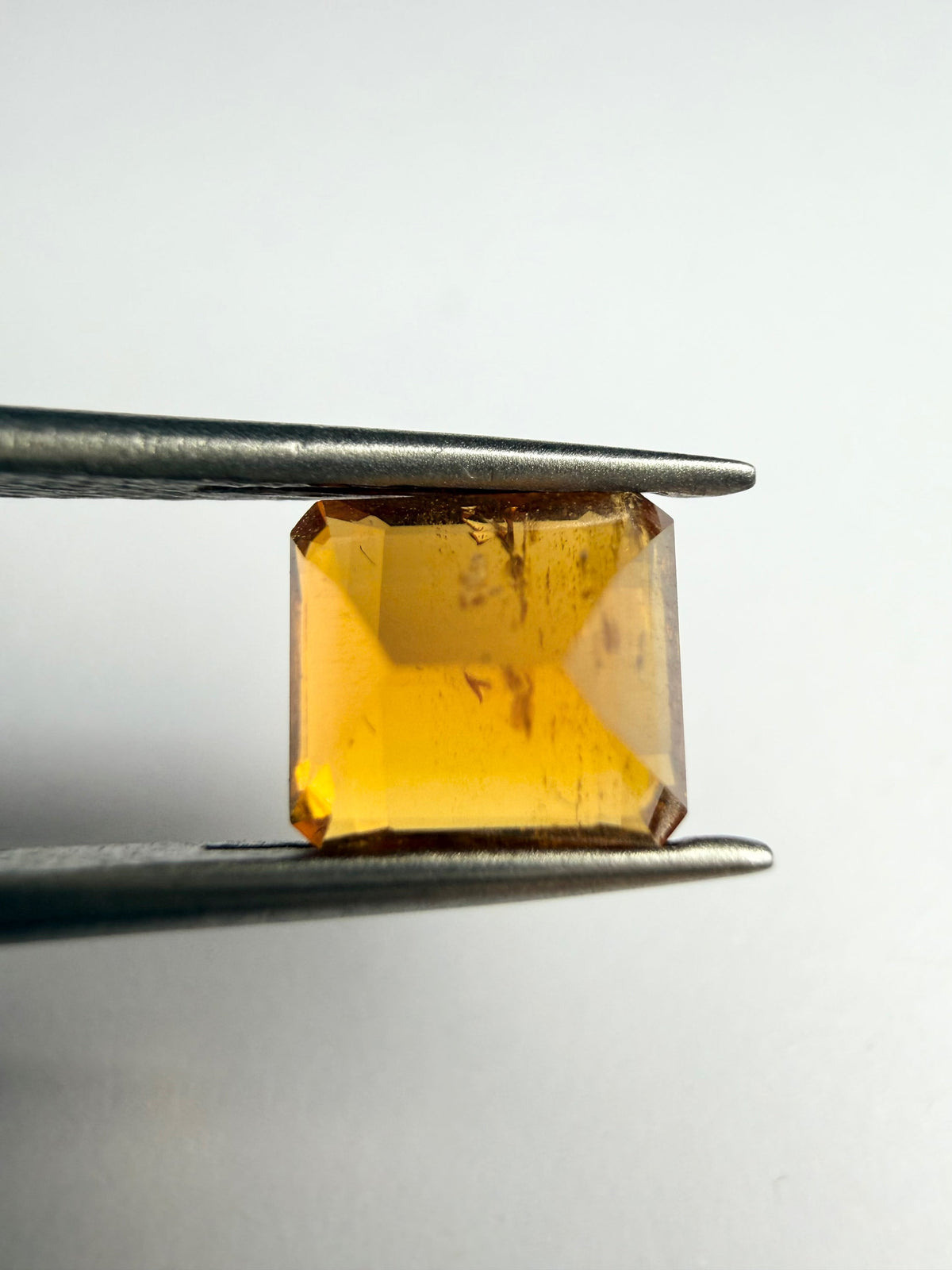 Clinohumite Naturel De 1,61 Carats