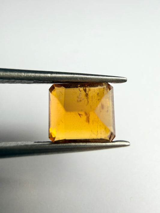 Clinohumite Naturel De 1,61 Carats