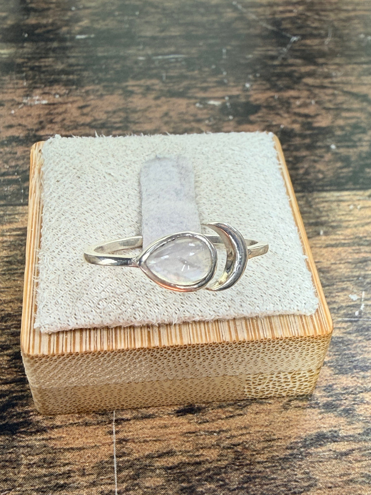 Bague Pierre de lune avec un design de lune - taille ajustable