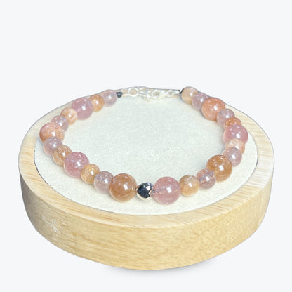 Bracelet En Quartz Fraise Et Pierre De Soleil Avec Une Décoration Coeur Couleur Argent Et Fermoir En Argent