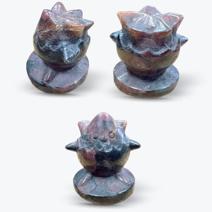 Figurine Oiseau Pokémon en Grenat Naturel sur Socle Rond - Pièce unique | 50gr - 3x3cm